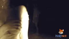 Play Exhibiendome en la playa de noche: Hotwife mostrando su pussy y tetas a desconocidos en la playa